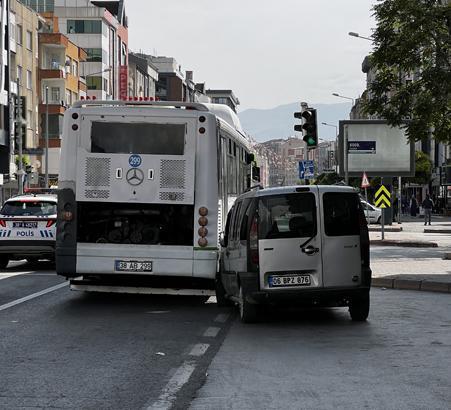 Kayseri’de akrabasını bıçaklayıp kaçmak istedi! Özel halk otobüsüne çarptı