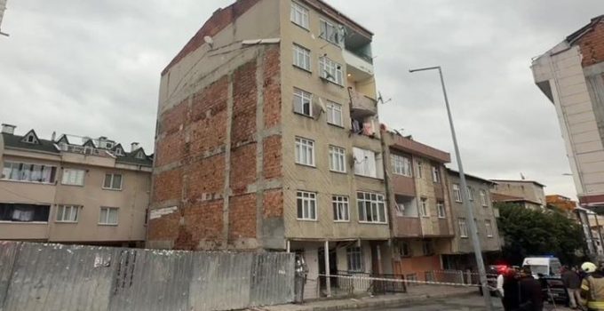 Küçükçekmece’de korku dolu anlar: Çatlaklar oluşan ve sesler gelen 7 katlı bina tahliye edildi