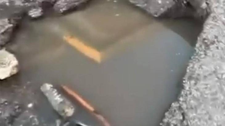 Maltepe’de asfalt çöktü! İETT otobüsü oluşan çukura düştü