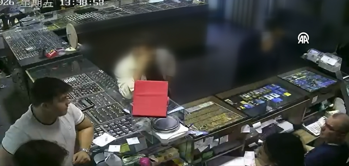 Sakarya’da kuyumculara sahte altın sattılar! O anlar kamerada, 2 şüpheli tutuklandı