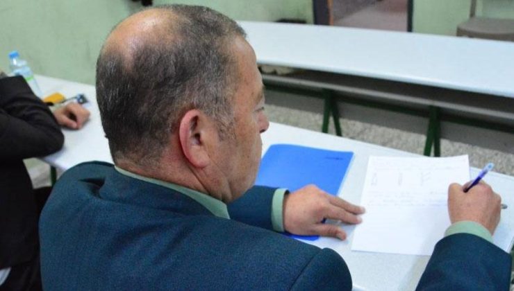 Şakayla başladı, gerçek oldu! 57 yaşında üniversiteyi kazandı, oğluyla sınıf arkadaşı oldu