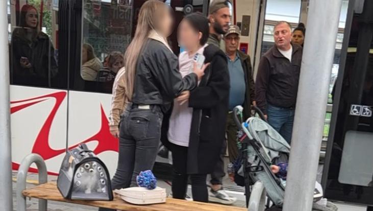 Samsun’da tramvay istasyonunda gerginlik! Özel çocuğun annesiyle genç kız arasında arbede