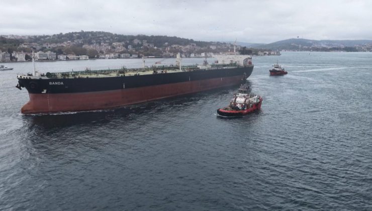 Sarıyer açıklarında karaya oturan 238 metrelik ‘BANDA’ İstanbul Boğazı’ndan geçirildi