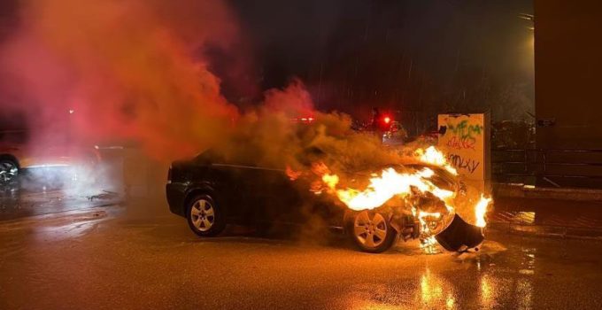 Şaşkına çeviren rahatlık! Alkollü sürücü, yanan arabasını sigara içerek izledi