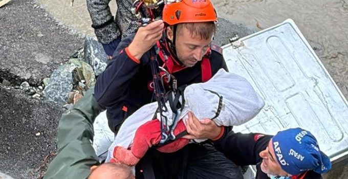SEL HABERLERİ: 8 aylık Zeynep bebeği kurtaran AFAD personeli anlattı!