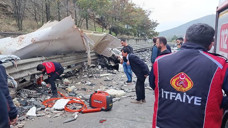 Sinop’ta feci kaza! Binlerce balık yola saçıldı: Sürücü kurtarılamadı