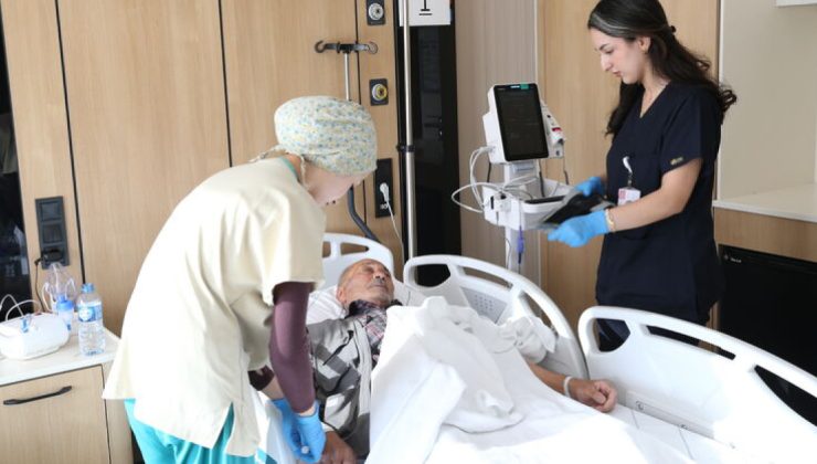 Su içerken bile zorlanan hasta 5,5 yıl sonra yeniden katı gıda yemeye başladı