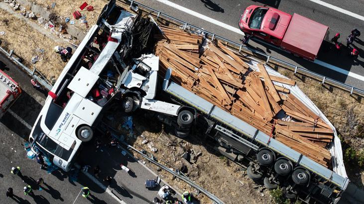 Tur otobüsüyle TIR çarpıştı! 11 can kaybı , 26 yaralı