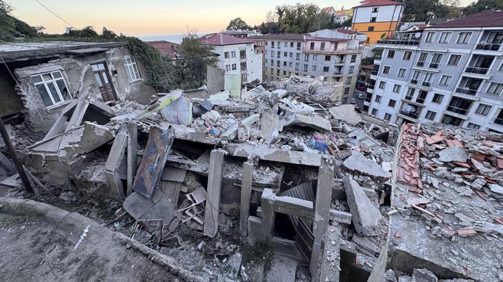 Zonguldak’ta çöken binada can kaybı! Bölgede tahliyeler başladı, 13 daire boşaltıldı